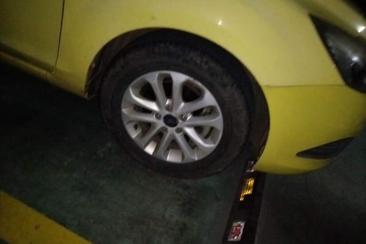Used Ford Focus 2013 Hatchback Classic 1.8L Automatic Base Model Right Front Wheel Hub