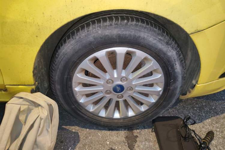 Used Ford Focus 2013 Hatchback Classic 1.8L Manual Fashion Edition Right Front Wheel Hub