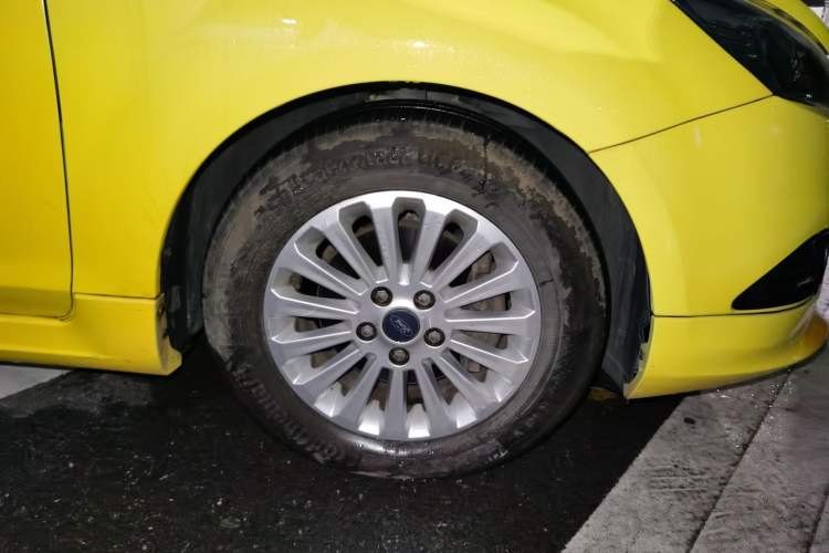 Used Ford Focus 2013 Hatchback Classic 1.8L Manual Fashion Edition Right Front Wheel Hub