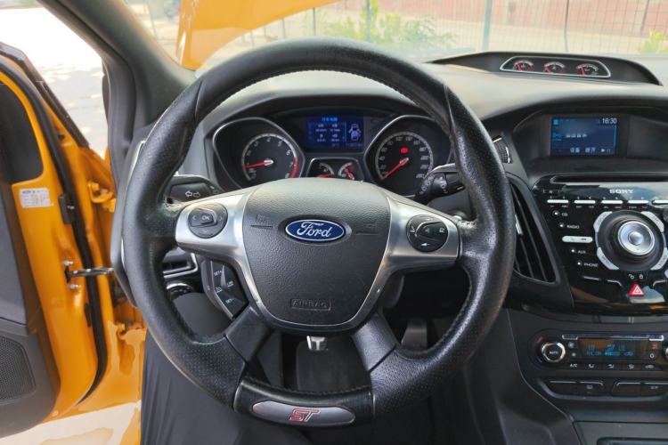 Used Ford Focus 2013 2.0T ST Orange Edition Steering Wheel