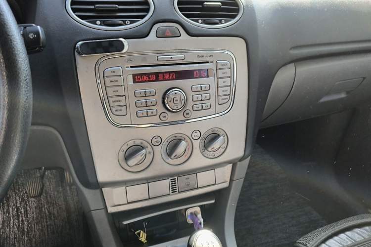 Used Ford Focus 2014 Hatchback Classic 1.8L Manual in Cool White Collector's Edition Audio And AC Panel