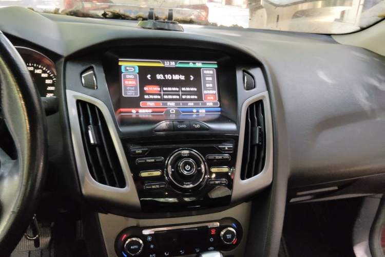 Used Ford Focus 2014 Hatchback Classic 1.8L Manual in Cool White Collector's Edition Audio And AC Panel