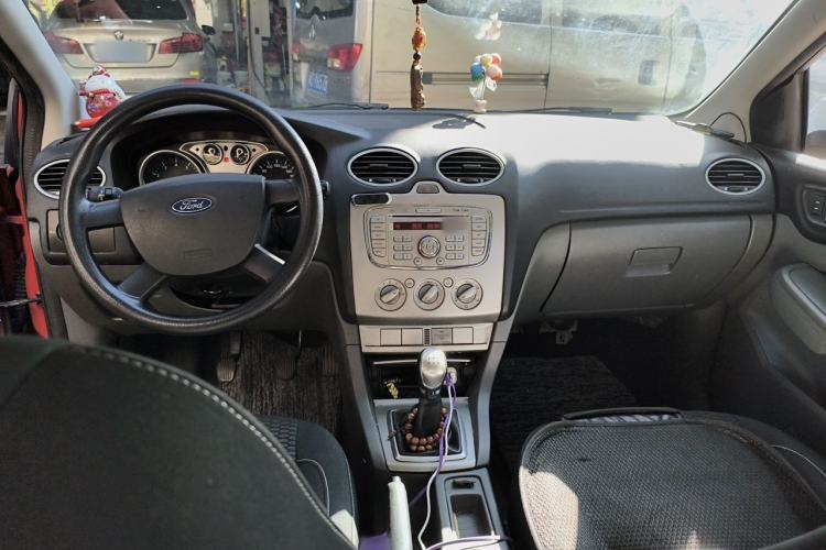 Used Ford Focus 2014 Hatchback Classic 1.8L Manual in Cool White Collector's Edition Center Console