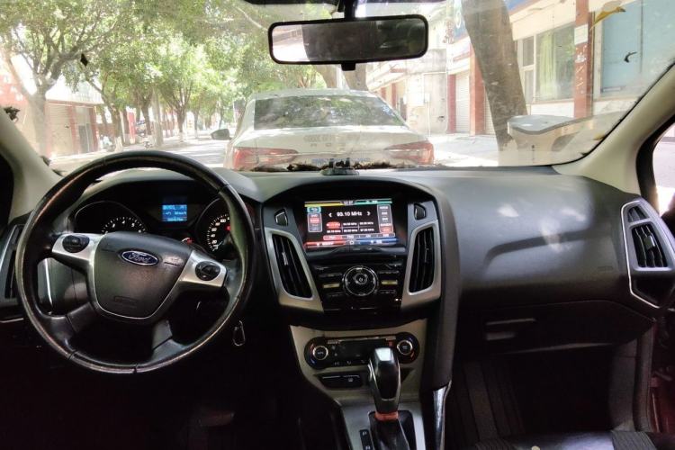 Used Ford Focus 2014 Hatchback Classic 1.8L Manual in Cool White Collector's Edition Center Console