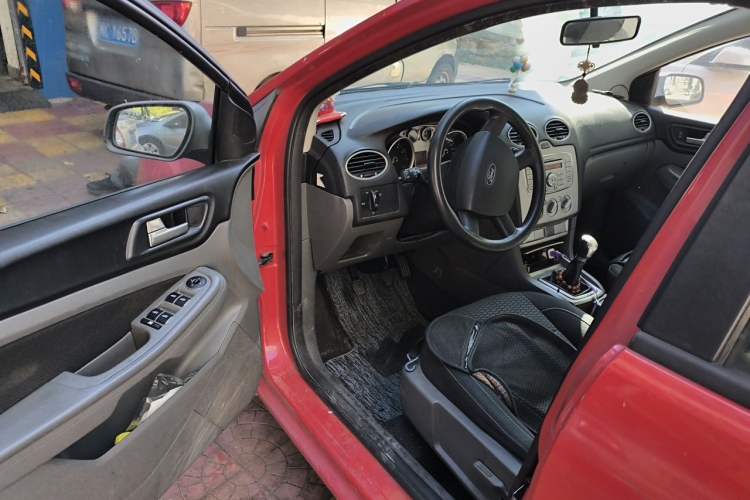 Used Ford Focus 2014 Hatchback Classic 1.8L Manual in Cool White Collector's Edition Driver Seat