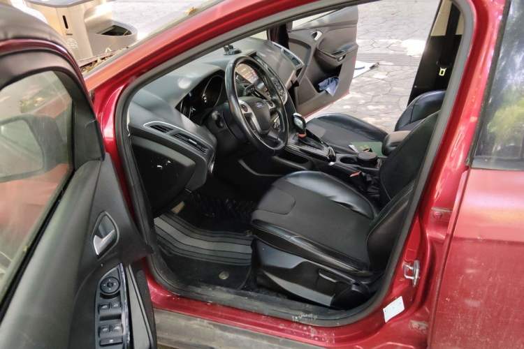 Used Ford Focus 2014 Hatchback Classic 1.8L Manual in Cool White Collector's Edition Driver Seat
