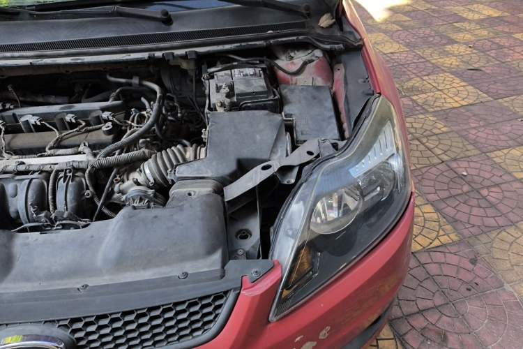 Used Ford Focus 2014 Hatchback Classic 1.8L Manual in Cool White Collector's Edition Engine Bay Left