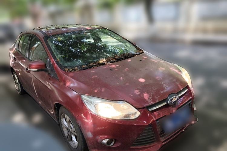 Used Ford Focus 2014 Hatchback Classic 1.8L Manual in Cool White Collector's Edition Front Right 45 Deg