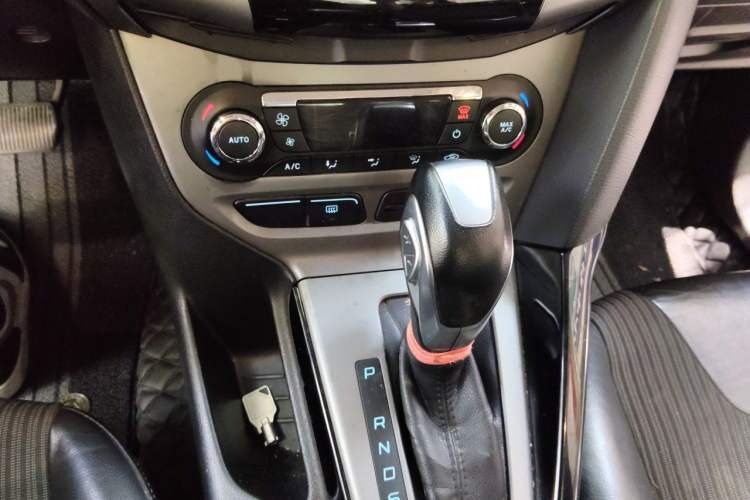 Used Ford Focus 2014 Hatchback Classic 1.8L Manual in Cool White Collector's Edition Gear Lever