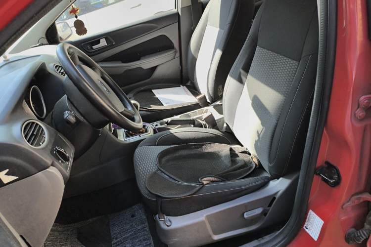 Used Ford Focus 2014 Hatchback Classic 1.8L Manual in Cool White Collector's Edition Left Front Seat