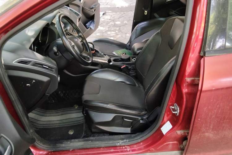 Used Ford Focus 2014 Hatchback Classic 1.8L Manual in Cool White Collector's Edition Left Front Seat