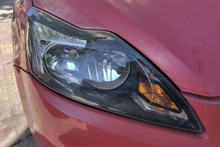 Used Ford Focus 2014 Hatchback Classic 1.8L Manual in Cool White Collector's Edition Right Front Headlight