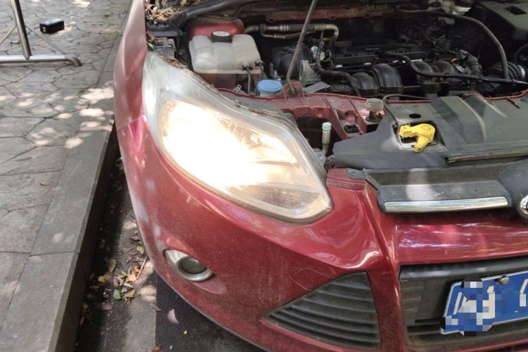 Used Ford Focus 2014 Hatchback Classic 1.8L Manual in Cool White Collector's Edition Right Front Headlight
