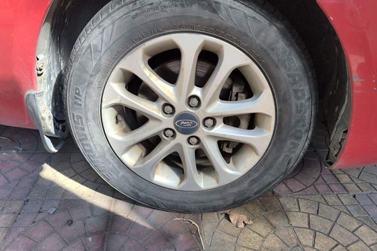 Used Ford Focus 2014 Hatchback Classic 1.8L Manual in Cool White Collector's Edition Right Front Wheel Hub
