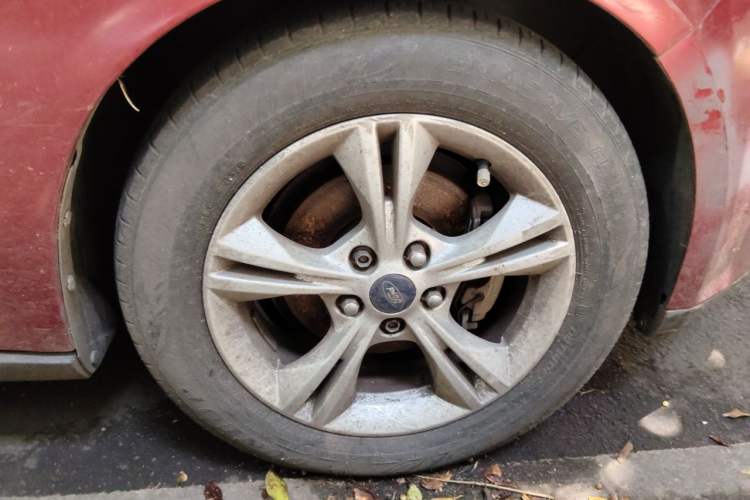 Used Ford Focus 2014 Hatchback Classic 1.8L Manual in Cool White Collector's Edition Right Front Wheel Hub