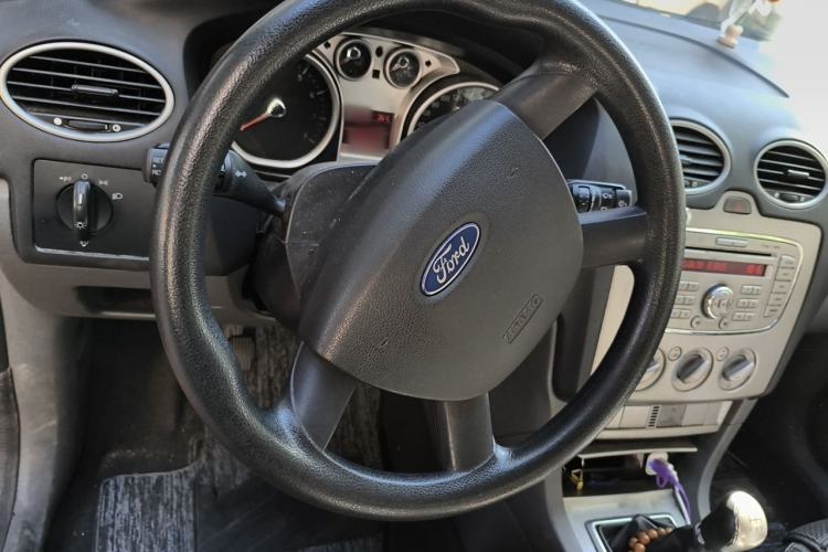 Used Ford Focus 2014 Hatchback Classic 1.8L Manual in Cool White Collector's Edition Steering Wheel