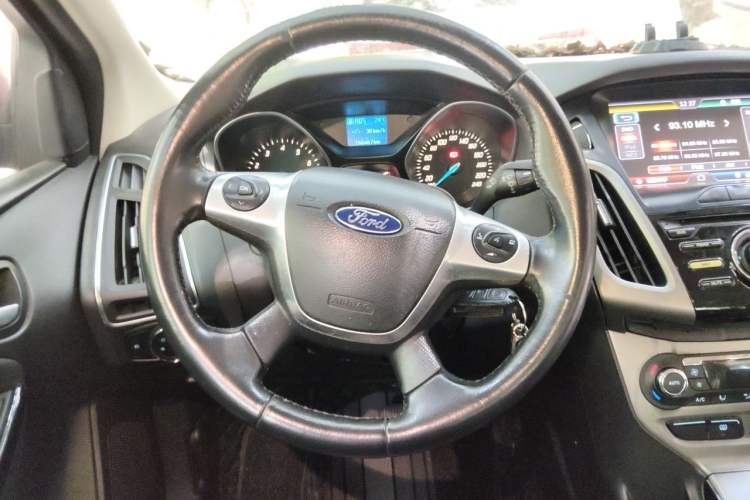 Used Ford Focus 2014 Hatchback Classic 1.8L Manual in Cool White Collector's Edition Steering Wheel