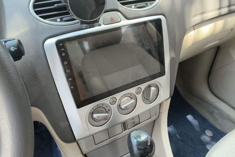 Used Ford Focus 2014 Hatchback Classic 1.8L Automatic Cool White Collector's Edition Audio And AC Panel