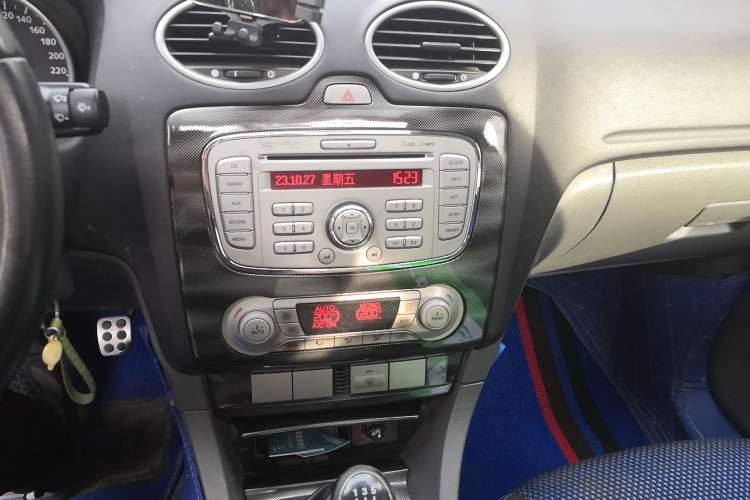 Used Ford Focus 2014 Hatchback Classic 1.8L Manual in Cool White Collector's Edition Audio And AC Panel