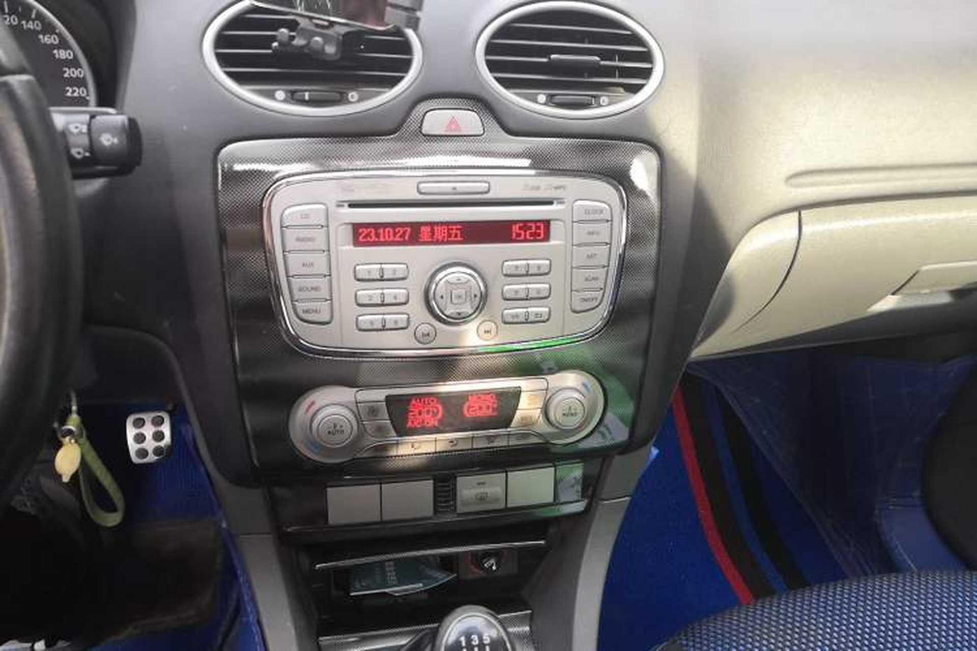 Used Ford Focus 2014 Hatchback Classic 1.8L Manual in Cool White Collector's Edition Audio And AC Panel