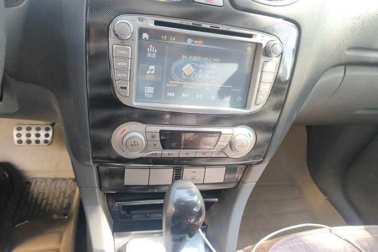 Used Ford Focus 2014 Hatchback Classic 1.8L Automatic Cool White Collector's Edition Audio And AC Panel