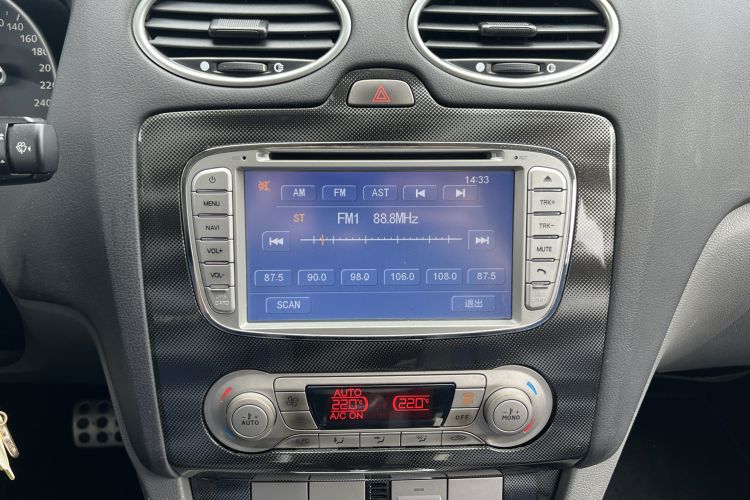 Used Ford Focus 2014 Hatchback Classic 1.8L Automatic Cool White Collector's Edition Audio And AC Panel
