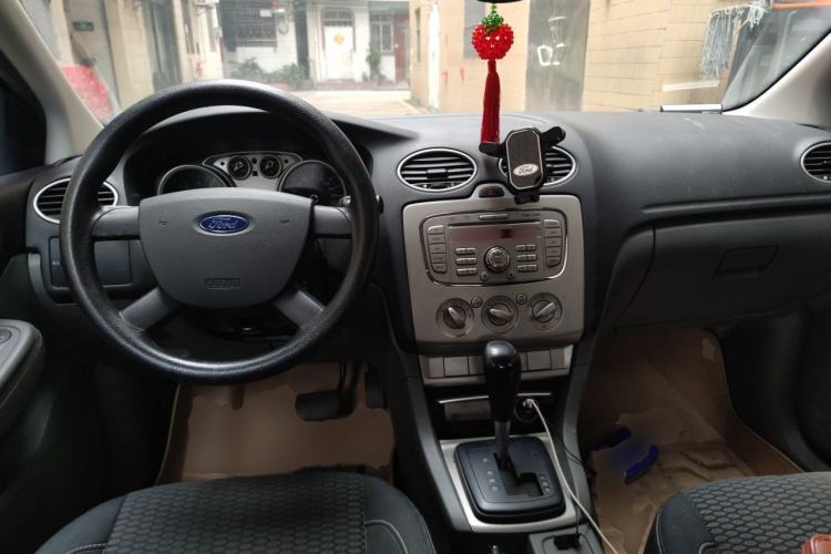 Used Ford Focus 2014 Hatchback Classic 1.8L Automatic Cool White Collector's Edition Center Console
