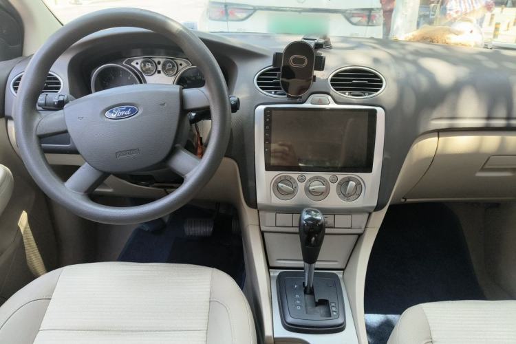 Used Ford Focus 2014 Hatchback Classic 1.8L Automatic Cool White Collector's Edition Center Console