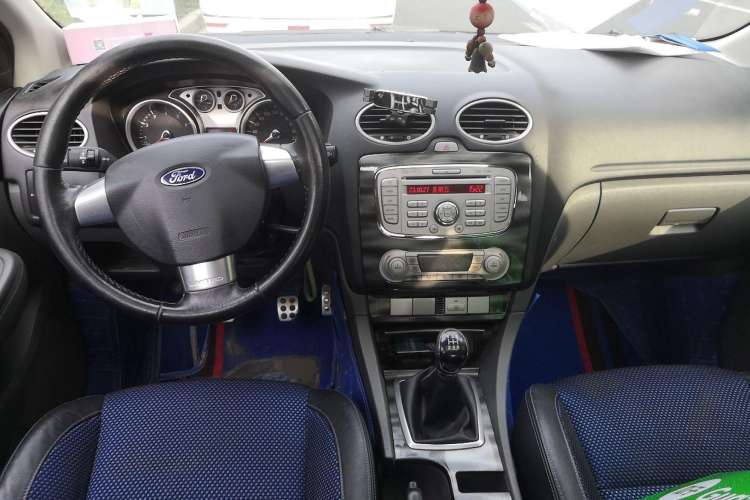 Used Ford Focus 2014 Hatchback Classic 1.8L Manual in Cool White Collector's Edition Center Console