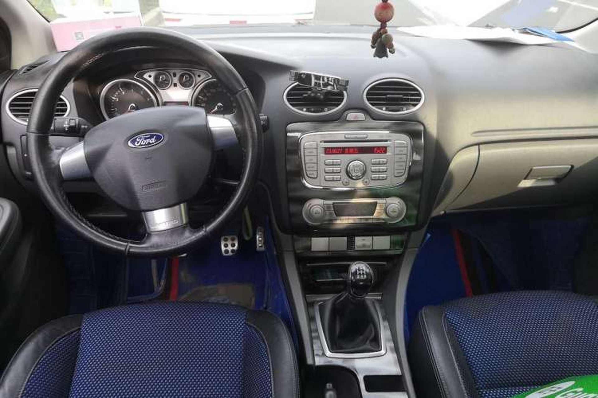 Used Ford Focus 2014 Hatchback Classic 1.8L Manual in Cool White Collector's Edition Center Console