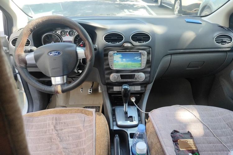 Used Ford Focus 2014 Hatchback Classic 1.8L Automatic Cool White Collector's Edition Center Console