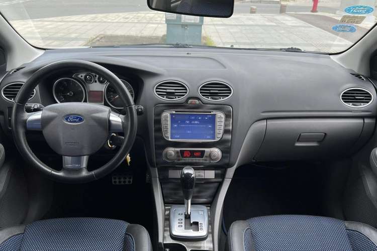 Used Ford Focus 2014 Hatchback Classic 1.8L Automatic Cool White Collector's Edition Center Console