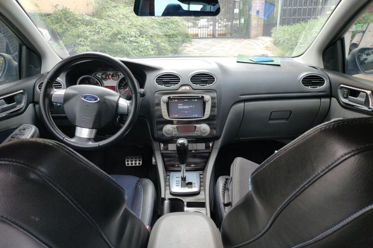 Used Ford Focus 2014 Hatchback Classic 1.8L Automatic Cool White Collector's Edition Center Console
