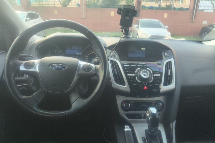Used Ford Focus  Center Console