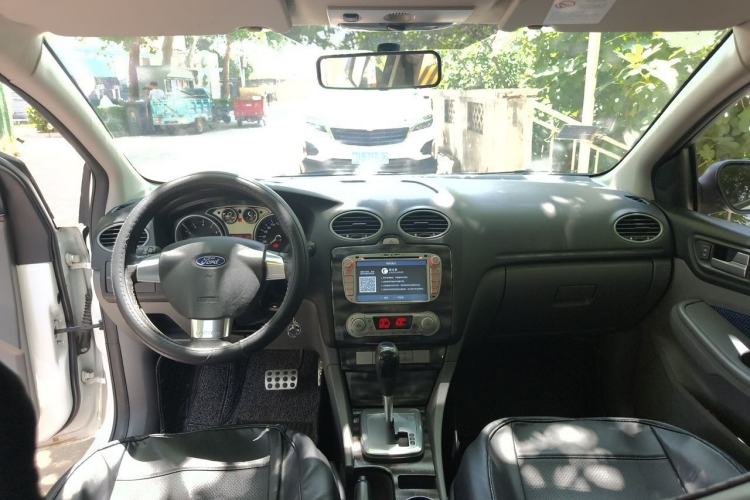 Used Ford Focus 2014 Hatchback Classic 1.8L Automatic Cool White Collector's Edition Center Console