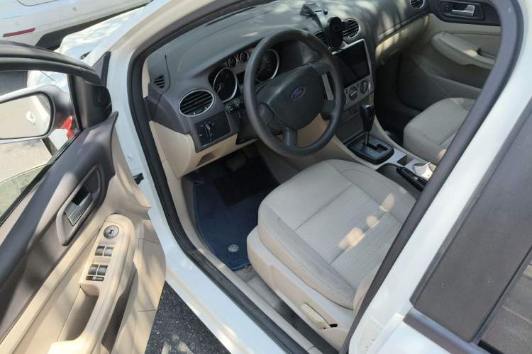 Used Ford Focus 2014 Hatchback Classic 1.8L Automatic Cool White Collector's Edition Driver Seat