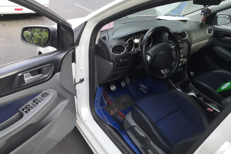 Used Ford Focus 2014 Hatchback Classic 1.8L Manual in Cool White Collector's Edition Driver Seat