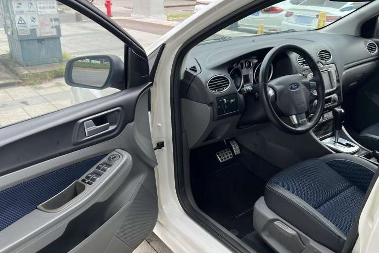 Used Ford Focus 2014 Hatchback Classic 1.8L Automatic Cool White Collector's Edition Driver Seat