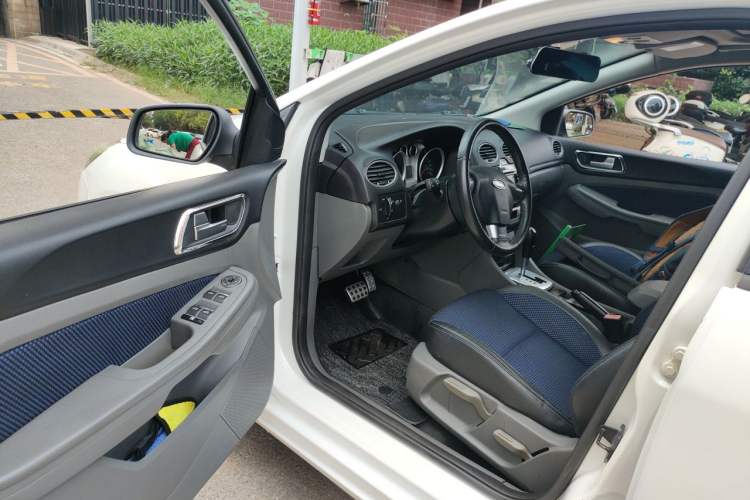 Used Ford Focus 2014 Hatchback Classic 1.8L Automatic Cool White Collector's Edition Driver Seat