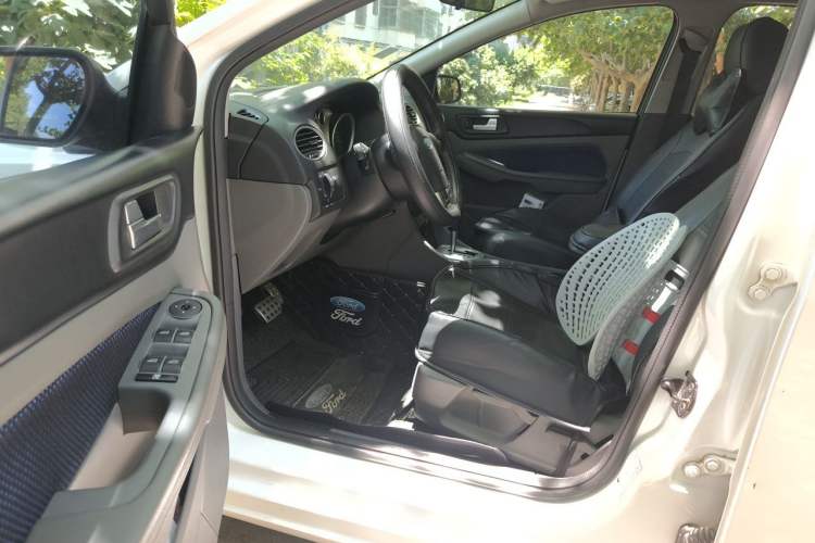Used Ford Focus 2014 Hatchback Classic 1.8L Automatic Cool White Collector's Edition Driver Seat