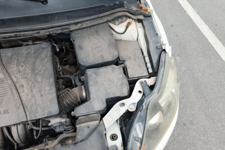 Used Ford Focus 2014 Hatchback Classic 1.8L Automatic Cool White Collector's Edition Engine Bay Left