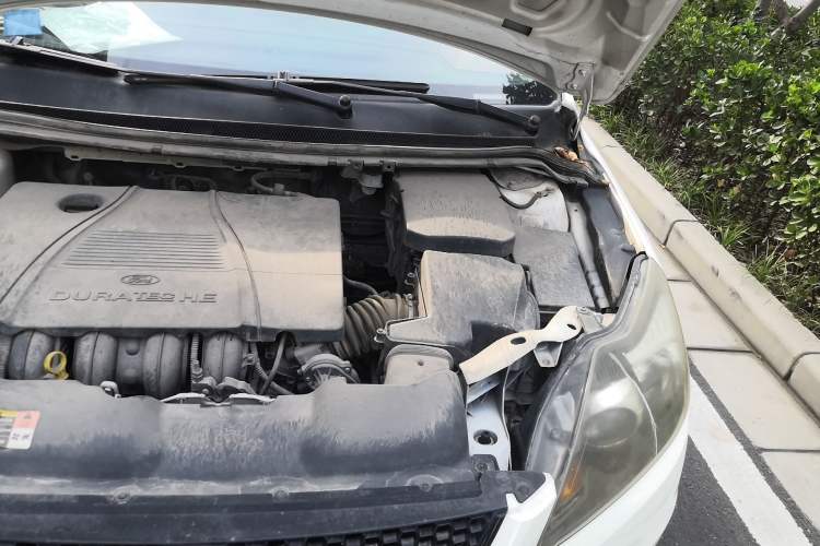 Used Ford Focus 2014 Hatchback Classic 1.8L Manual in Cool White Collector's Edition Engine Bay Left