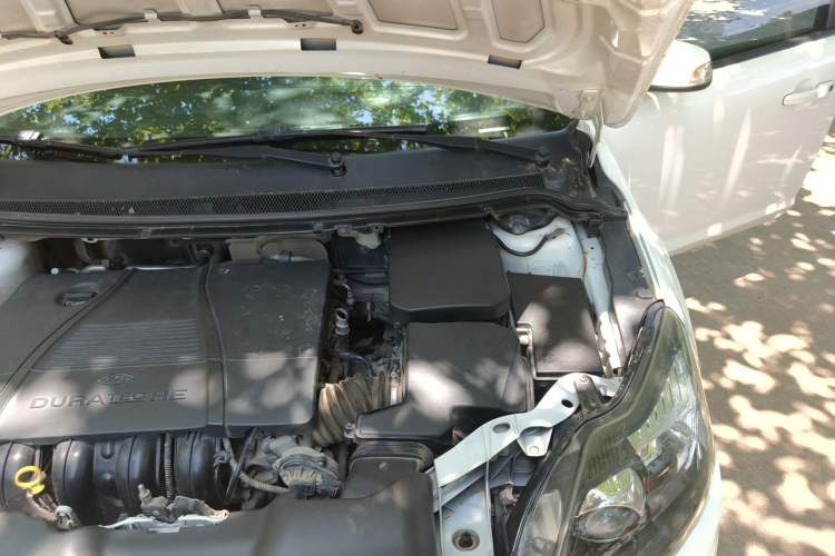 Used Ford Focus 2014 Hatchback Classic 1.8L Automatic Cool White Collector's Edition Engine Bay Left