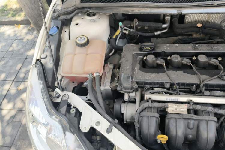Used Ford Focus 2014 Hatchback Classic 1.8L Automatic Cool White Collector's Edition Engine Bay Right