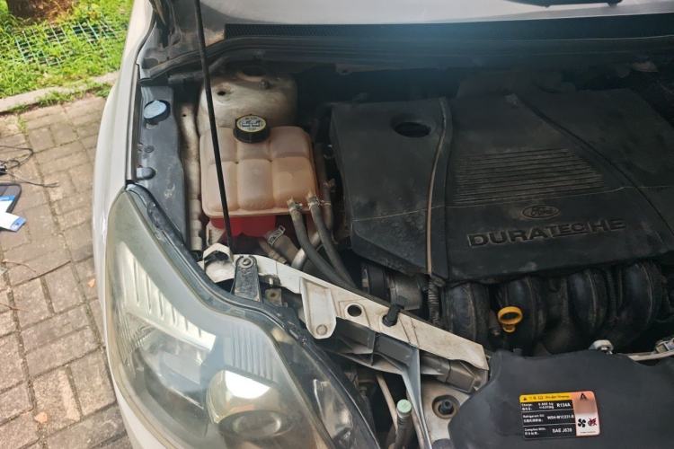 Used Ford Focus 2014 Hatchback Classic 1.8L Automatic Cool White Collector's Edition Engine Bay Right