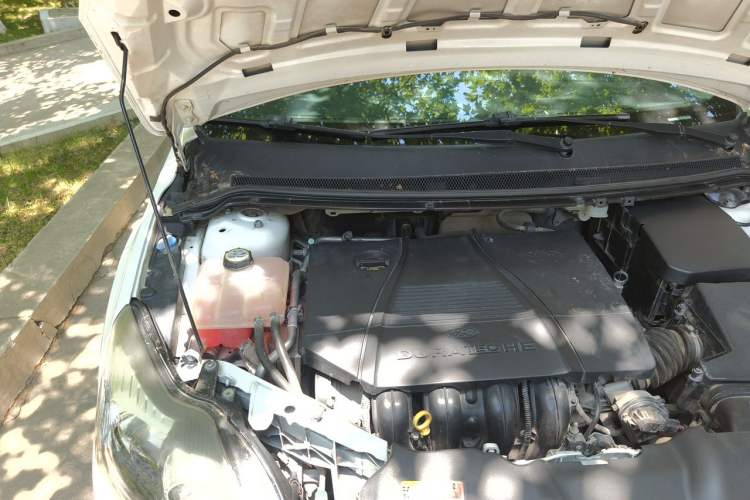 Used Ford Focus 2014 Hatchback Classic 1.8L Automatic Cool White Collector's Edition Engine Bay Right