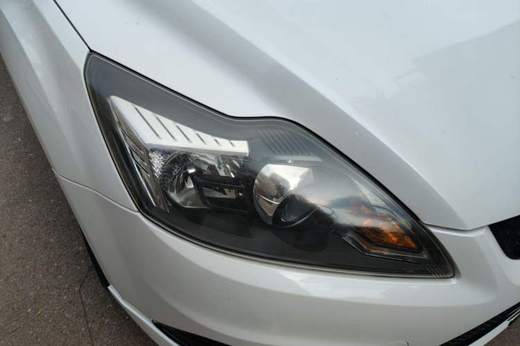 Used Ford Focus 2014 Hatchback Classic 1.8L Automatic Cool White Collector's Edition Exterior 3