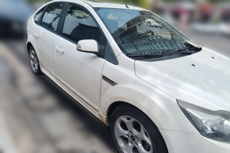 Used Ford Focus 2014 Hatchback Classic 1.8L Automatic Cool White Collector's Edition Front Right 45 Deg