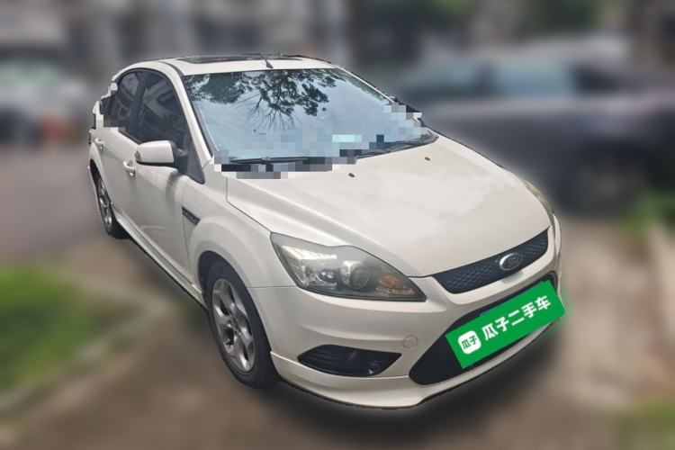 Used Ford Focus 2014 Hatchback Classic 1.8L Automatic Cool White Collector's Edition Front Right 45 Deg