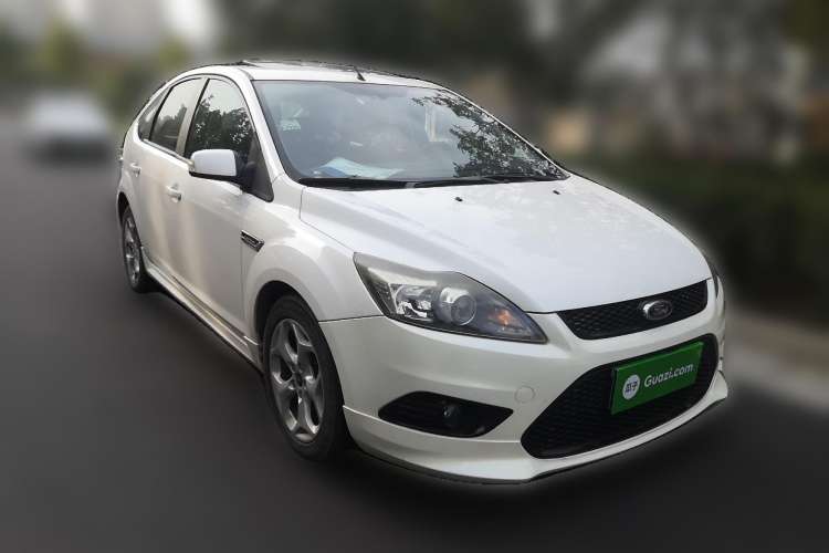 Used Ford Focus 2014 Hatchback Classic 1.8L Manual in Cool White Collector's Edition Front Right 45 Deg